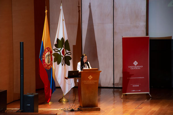 Jehily Ocampo, coordinadora académica de posgrados de la Escuela de Negocios ENEX, fue la moderadora del Congreso.