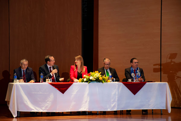 Carlos Aparicio, director ejecutivo de UIIX, de México, junto a Otto von Feigenblatt, Paula López,  Eduardo Chiliquinga Mazón y Fidel Márquez.