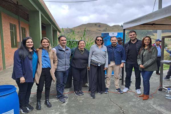 Autoridades ambientales de Cundinamarca, junto a docentes y estudiantes de la U. Central que participaron en el proyecto. 