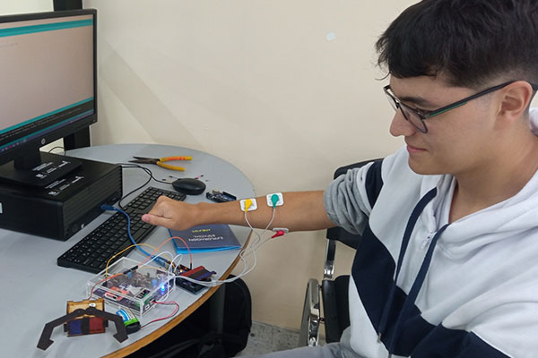 A través del sensor de electromiografía, los estudiantes lograron controlar una pinza que se conectó a la tarjeta electrónica.