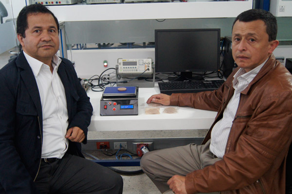 Los profesores Jorge López y Ómar Rodríguez del Departamento de Ingeniería Electrónica