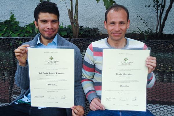 Erick de Jesús Barajas y Ricardo Mora Guio, los dos primeros egresados de la carrera de Matemáticas.