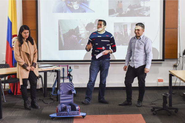 Estudiantes de Ing. Mecánica de la UC presentando la silla de sedestación pediátrica.