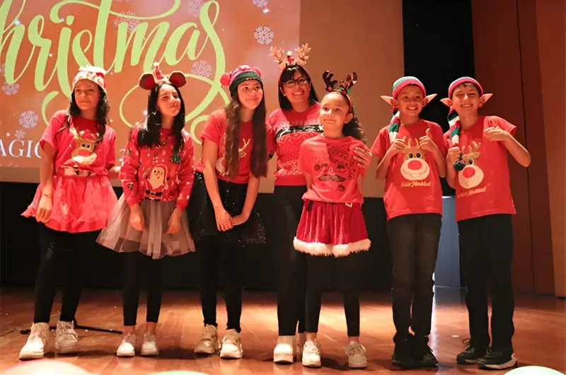 Programa de inglés para niños cerró el 2023 con música y baile