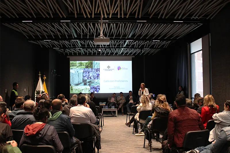 “Las decisiones que tomemos en el presente van a garantizar el futuro de esta Universidad”, indicó la rectora Paula en el encuentro con profesores.