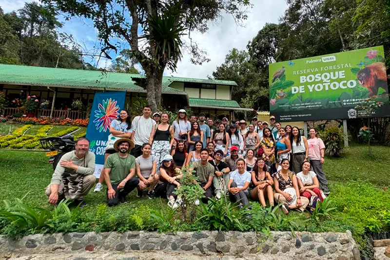 Estudiantes y profesores unicentralistas en la Reserva Bosque de Yotoco.
