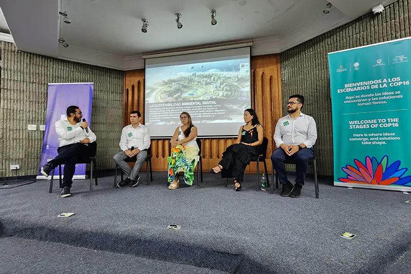 Decano de la FICB junto a las directoras de Ingeniería Ambiental y Biología durante el panel.