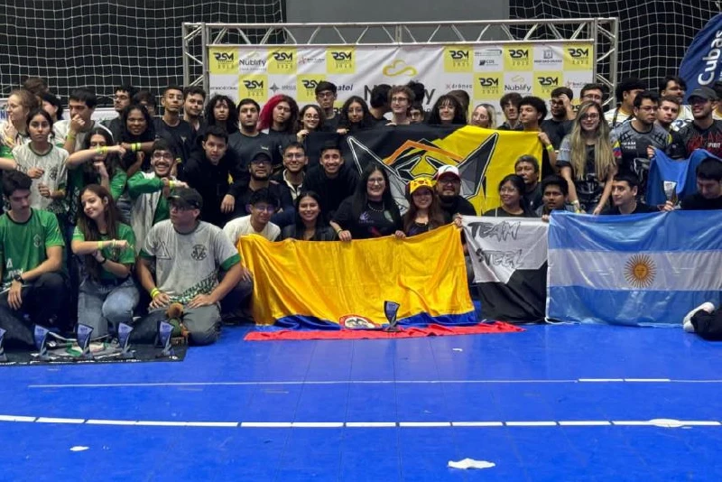 Unicentralistas participaron en torneo de robótica en Brasil