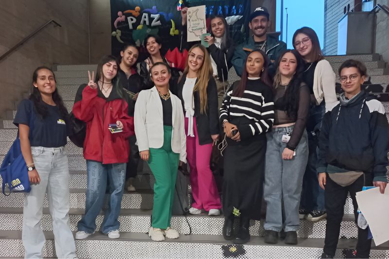 “Cuando me quedo hablando amenamente con algunas y algunos estudiantes, luego de que se acaba la clase, sobre temas que vimos”. - Aura Catherine Carvajal, profesora de la Escuela de Estudios Transversales.