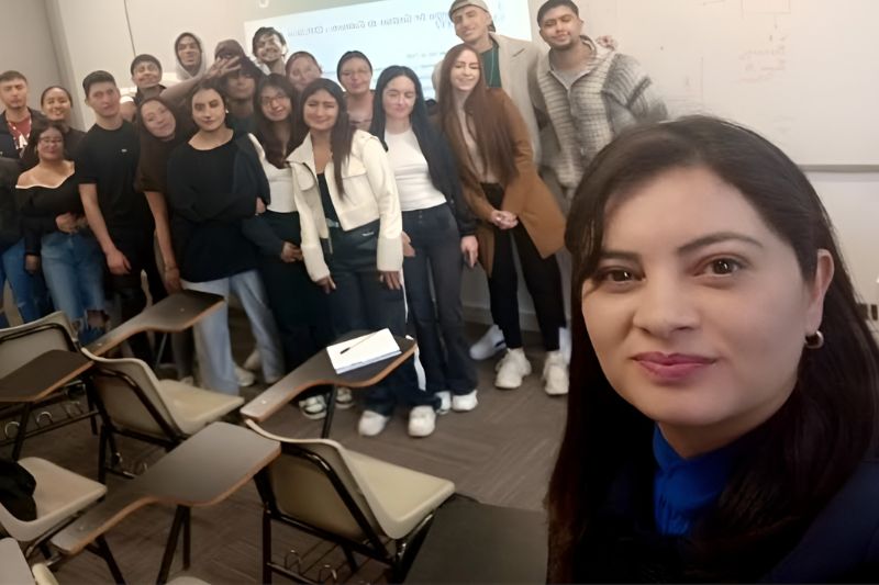 “Lo que más me hace feliz en mi tarea docente es enseñar y contribuir al desarrollo intelectual, crítico y humano de los estudiantes”. - Martha Linares, profesora del programa de Contaduría Pública.