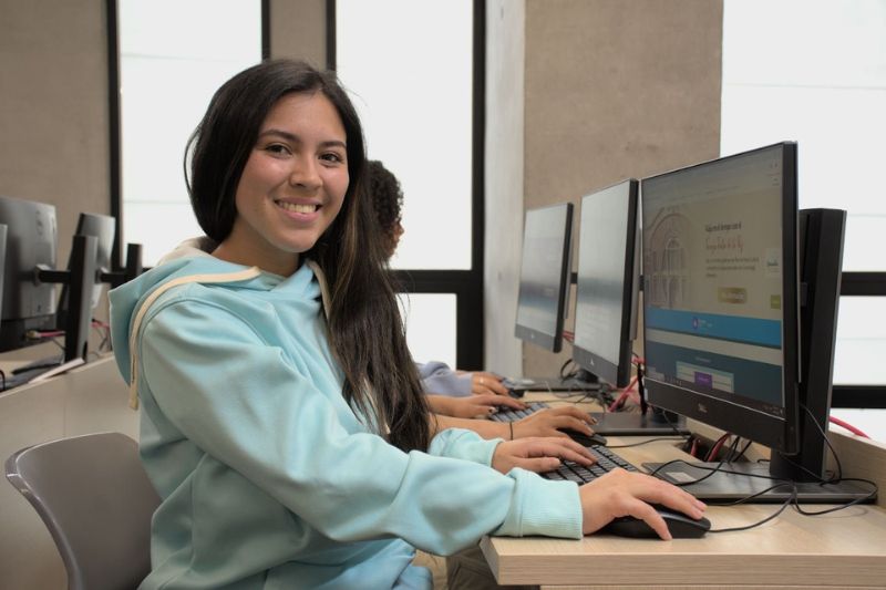 “Ver la transformación de vidas y saber que mis estudiantes egresados están posicionados en el mercado laboral es fantástico”. - Andrea García, profesora del programa de Comunicación Social y Periodismo.