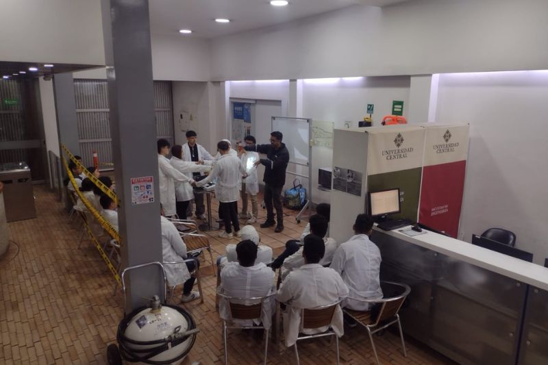 “La felicidad en clase se nota mucho en los laboratorios: ese pequeño ruido de fondo de máquinas funcionando, equipos conectándose y estudiantes trabajando juntos. Ese bullicio es señal de que la ingeniería está pasando de la teoría a la práctica”. - Julio César Ramírez, profesor de la FICB.