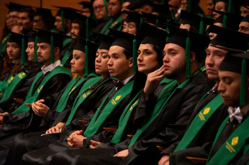 “Darme cuenta de que los estudiantes que veía llegar en jean y tenis ahora llegan a clase con su cabello organizado, con sastre y más formales, con voz más firme y mayores convicciones. Cada vez más profesionales”. - Joaquín Joya, profesor de la FCEJCE.