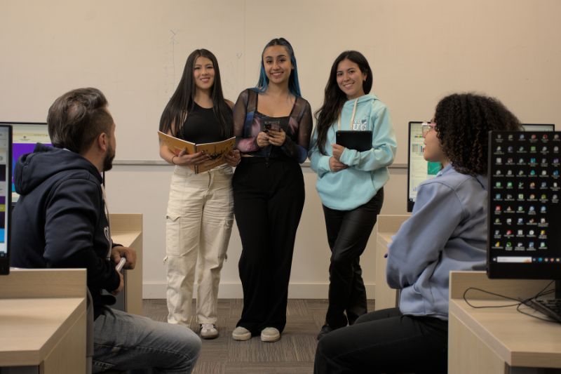 “Cuando mis alumnos sonríen, cuestionan, construyen y descubren. Y se ve mucho al final del semestre cuando, siendo ya la última clase del semestre, algunos y algunas —pese a todas las restricciones, temores y situaciones sociales— se acercan a mí, me dan las gracias y se despiden con un abrazo”. - Joaquín Joya, profesor de la Facultad de Ciencias Empresariales, Jurídicas y de Comunicación Estratégica (FCEJCE).