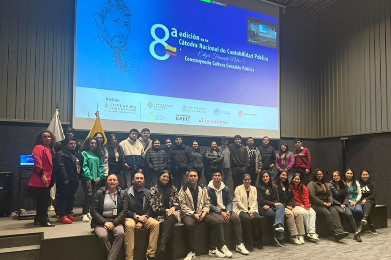 “La felicidad para mí en clase se ve como un diálogo permanente, donde se enseña y se aprende conjuntamente a partir de un ambiente de respeto y curiosidad”. - Martha Linares, profesora del programa de Contaduría Pública.