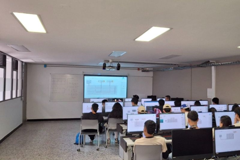 “Me siento feliz en clase cuando veo a los chicos con actitud, concentrados y tomando apuntes”. - Andrea García, profesora del programa de Comunicación Social y Periodismo.