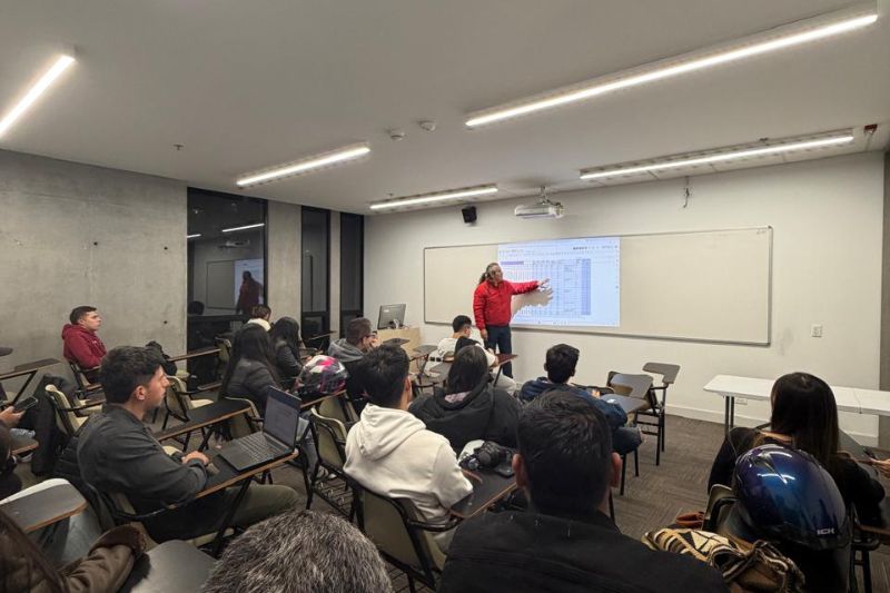“Soy feliz cuando alguien agradece de manera sincera porque algo cambió o se transformó en sus vidas o conocimientos”. - Aura Catherin Carvajal, profesora de la Escuela de Estudios Transversales.