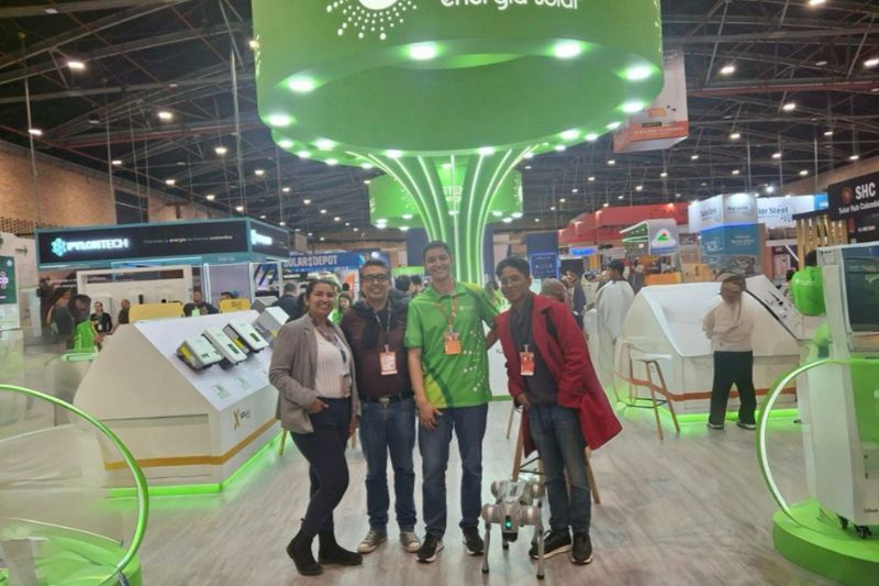 “Me alegra cuando veo a los estudiantes crear, diseñar y construir soluciones en ingeniería. En los laboratorios o en sus proyectos es donde uno ve cómo las ideas se vuelven realidad, y eso siempre llena de energía y motivación”. - Julio César Ramírez, profesor de la Facultad de Ingeniería y Ciencias Básicas (FICB).