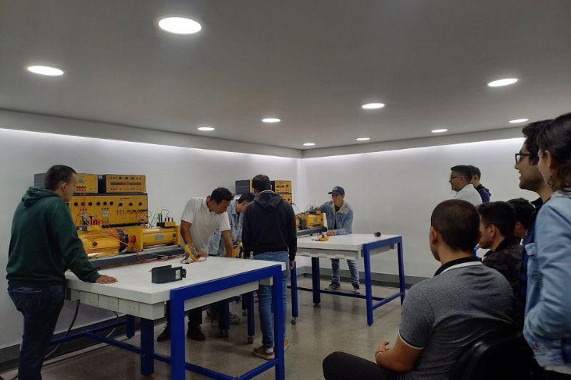 “La felicidad para mí en clase se ve cuando los estudiantes están conmovidos y movidos al conocer algo nuevo”. - Fabián Hernández, profesor del programa de Cine de la UCentral. 