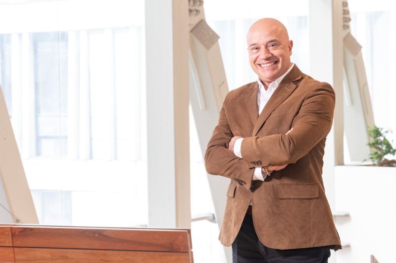 El director que cree en el poder de la administración en la educación