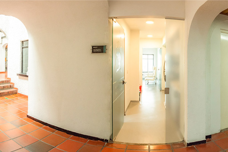 La Sala está ubicada en el primer piso, junto al departamento de Servicios Administrativos.