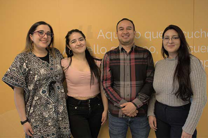 De izq. a der., la profesora Mary Lee Berdugo, Natalia Rodríguez Jiménez, profesor Yesid Mariño y Alisson Dennis González Cortés.