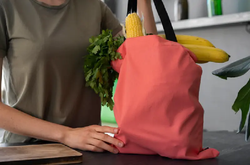 Las bolsas de materiales reciclados son una estrategia para reducir la dependencia del plástico.