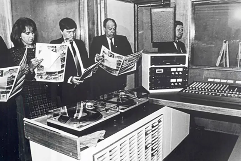 Inauguración de los estudios de radio y televisión del programa de Comunicación.