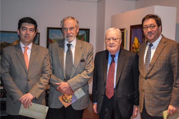 Directivas de la Universidad junto con el Dr. Sánchez Torres, durante la inauguración de Bodegones y paisajes