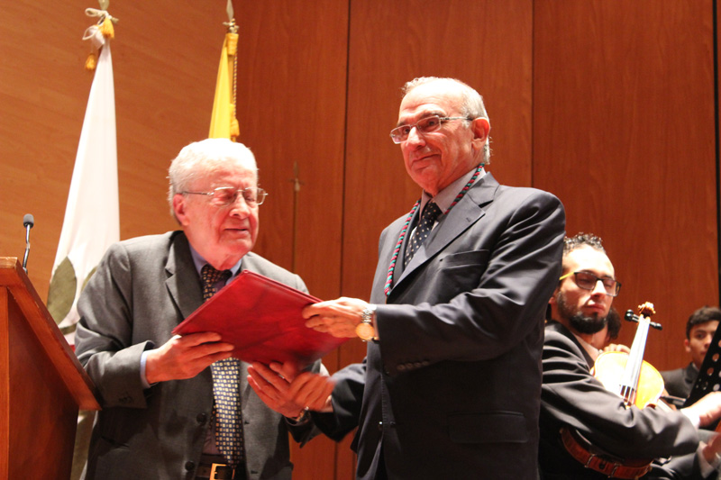 Doctorado honoris causa en Humanidades Humberto de la Calle