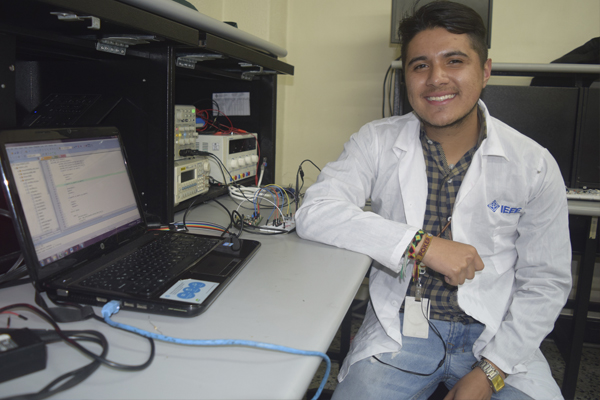 Anderson Arévalo, estudiante de octavo semestre de Ingeniería Electrónica e integrante del Semillero de Robótica de la UC