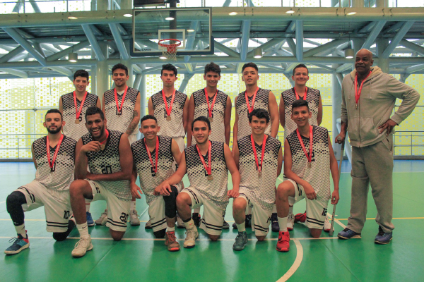 Campeones en la categoría de de baloncesto masculino. Foto: Cortesía Ascun.