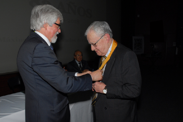 El Dr. Enrique Forero González, presidente de la ACCEFYN, hace entrega de la medalla al Dr. Sánchez Torres. Foto: Alberto Bejarano. 