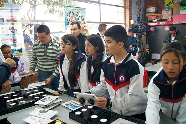  U. Central entregó dos tableros para niños y niñas sordos de colegio distrital