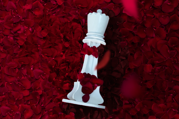 rosas y pieza de ajedrez