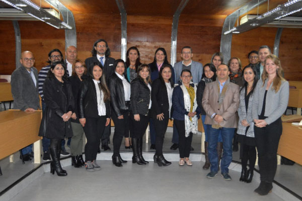 Docentes y estudiantes de la Universidad Central y la Universidad Santiago de Chile que participaron en el seminario de Inversión extranjera en Chile.  
