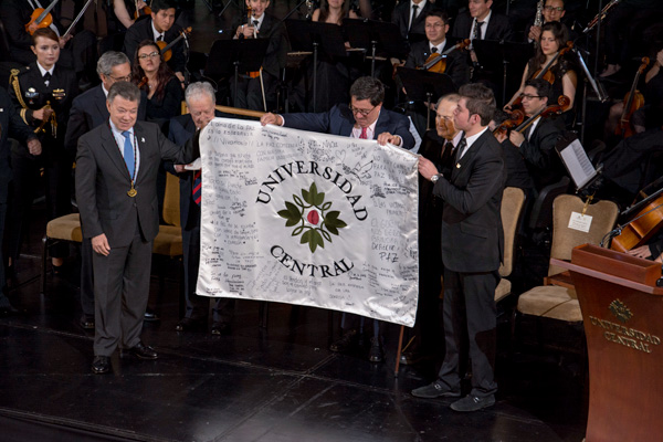 Juan Manuel Santos con la bandera de la UC