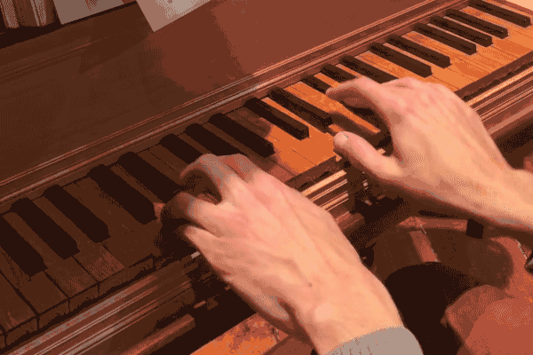 manos tocando piano