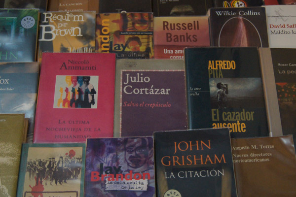 Biblioteca de Alberto Duque López donada a la UC