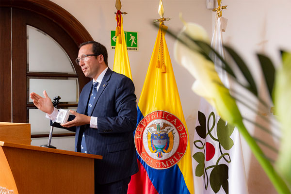 El Dr. Otto Federico von Feigenblatt, embajador permanente del Organismo Internacional de Juventud para Iberoamérica (OIJ) en la Universidad Central