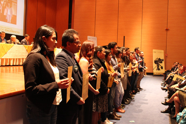 Día Institucional de la UC: Entrega de Distinción a jóvenes del programa “Manos a la Paz”