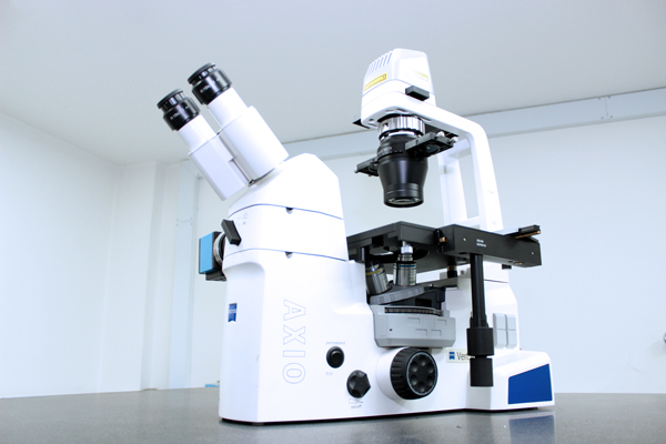 Microscopio óptico invertido