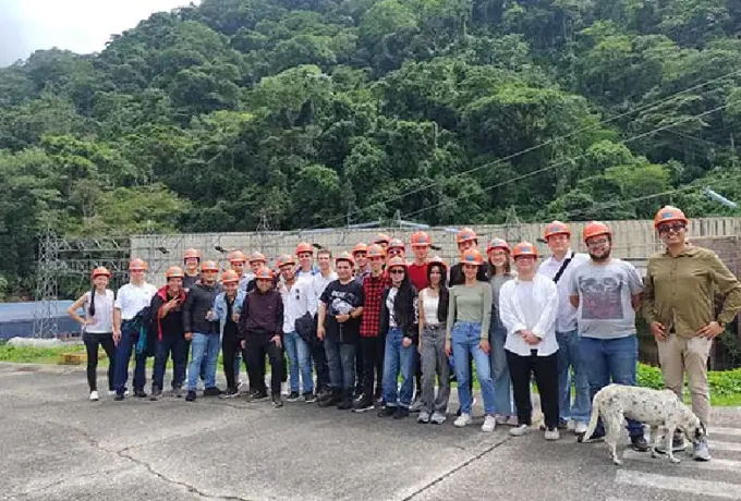 Estudiantes unicentralistas conectan con la energía hidroeléctrica