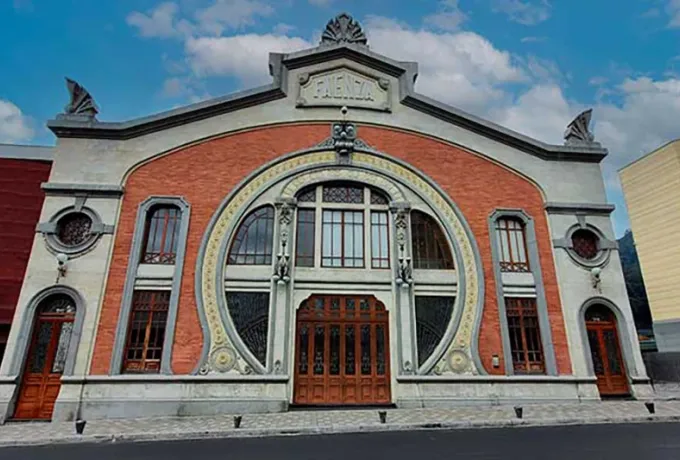 La U. Central celebra los 100 años del Faenza-Teatro de la Paz