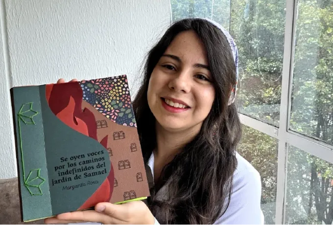  Con su novela y libro objeto, unicentralista defiende la creación colectiva