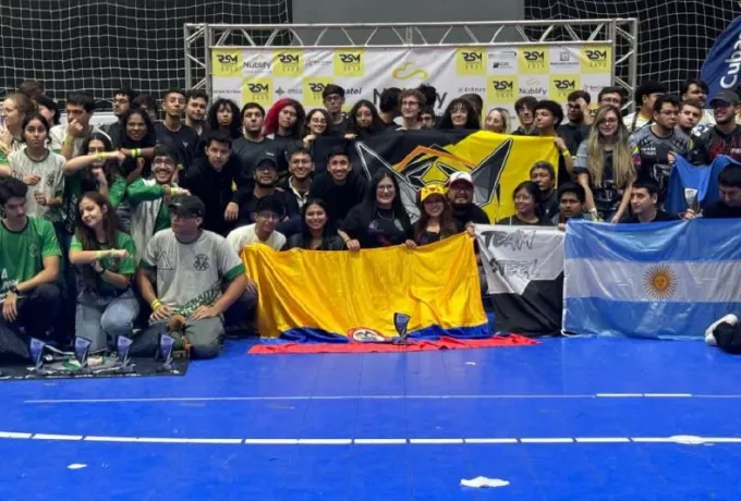 Unicentralistas participaron en torneo de robótica en Brasil